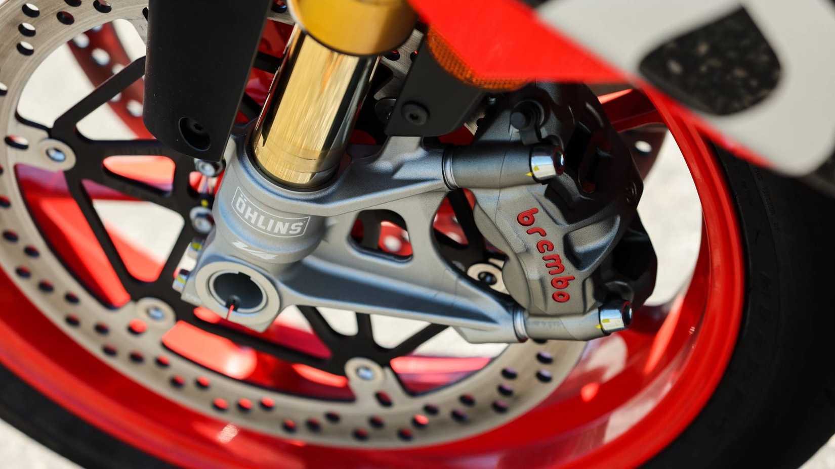 2025 Aprilia Tuono V4 suspensão e freios de fábrica