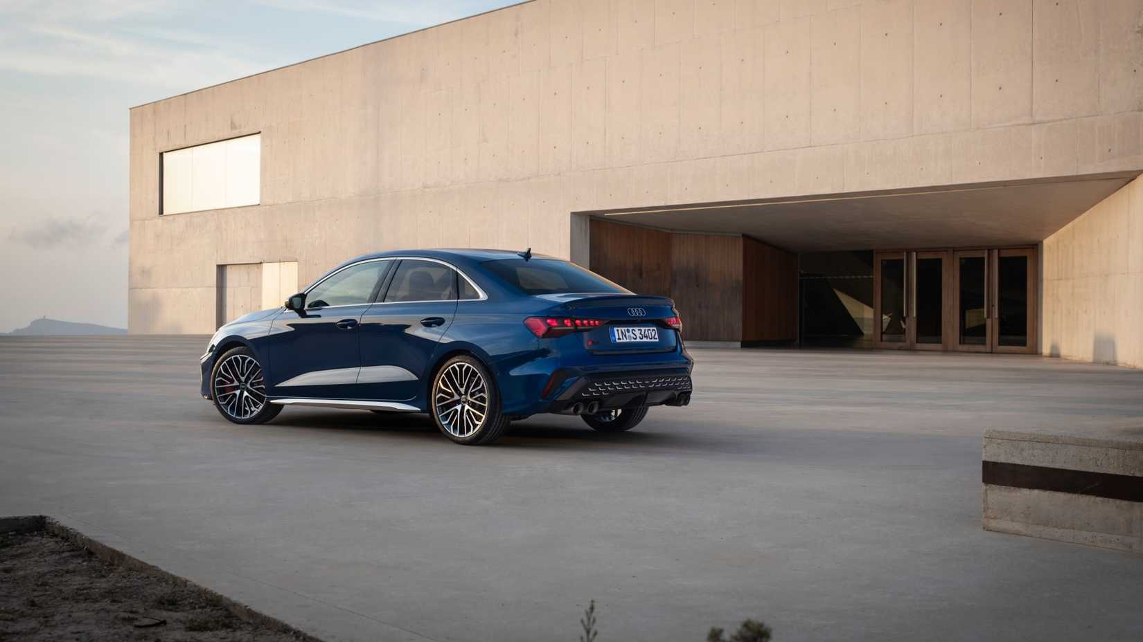 2025 Audi S3 ângulo traseiro distante