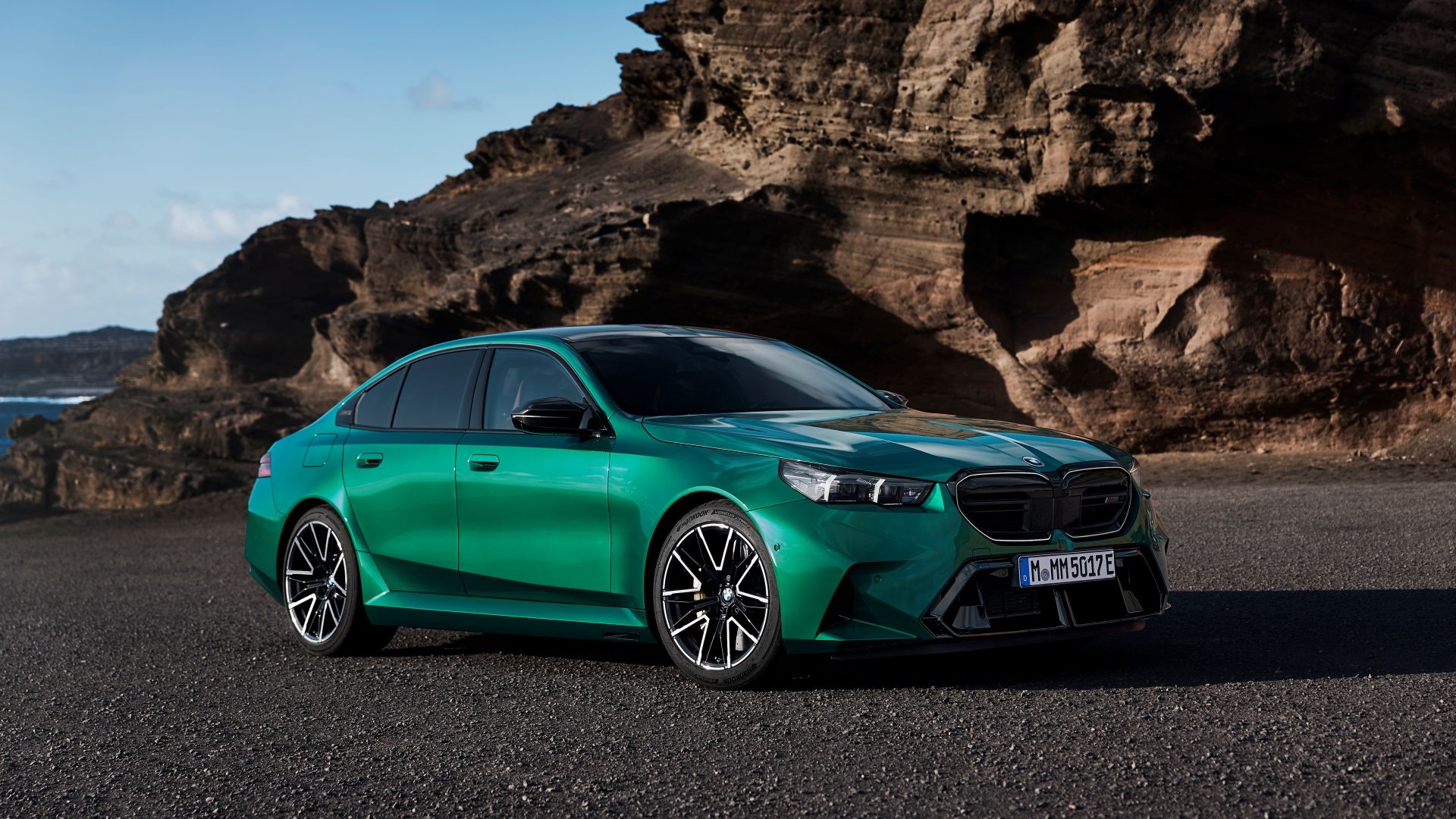 2025 BMW M5 front 3/4 exterior shot