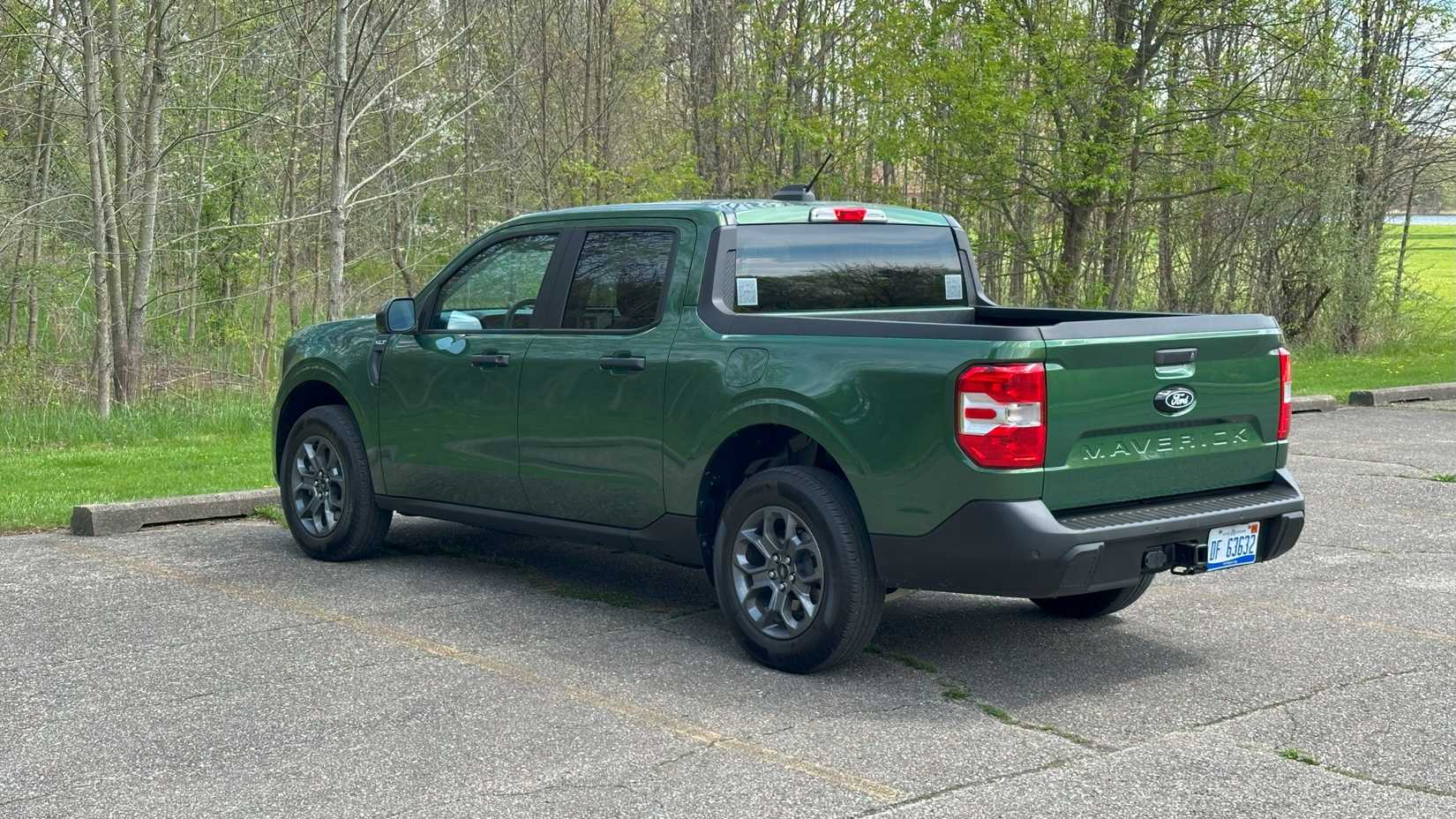 2025 Ford Maverick XLT com tração integral híbrida traseira três quartos 02-2