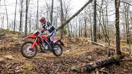 Uma foto de ação do off-road Honda CRF300L 2025