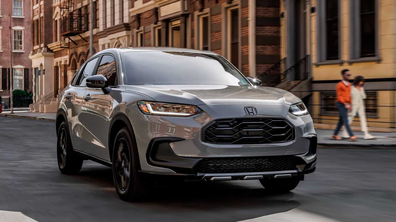 Foto de rastreamento frontal do Honda HR-V 2025 dirigindo pela cidade