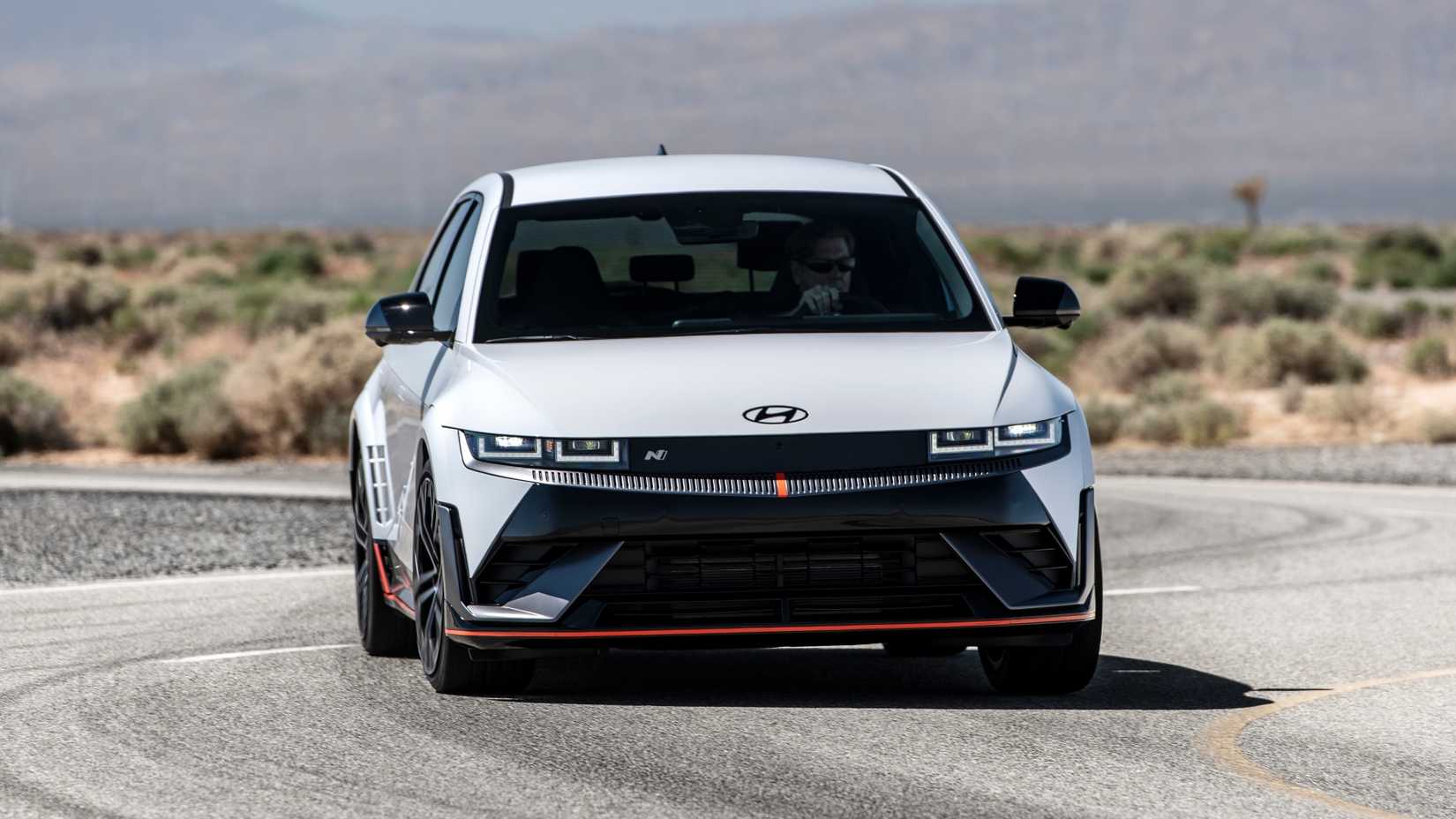 Imagem de direção frontal de um Hyundai Ioniq 5 N 2025 branco