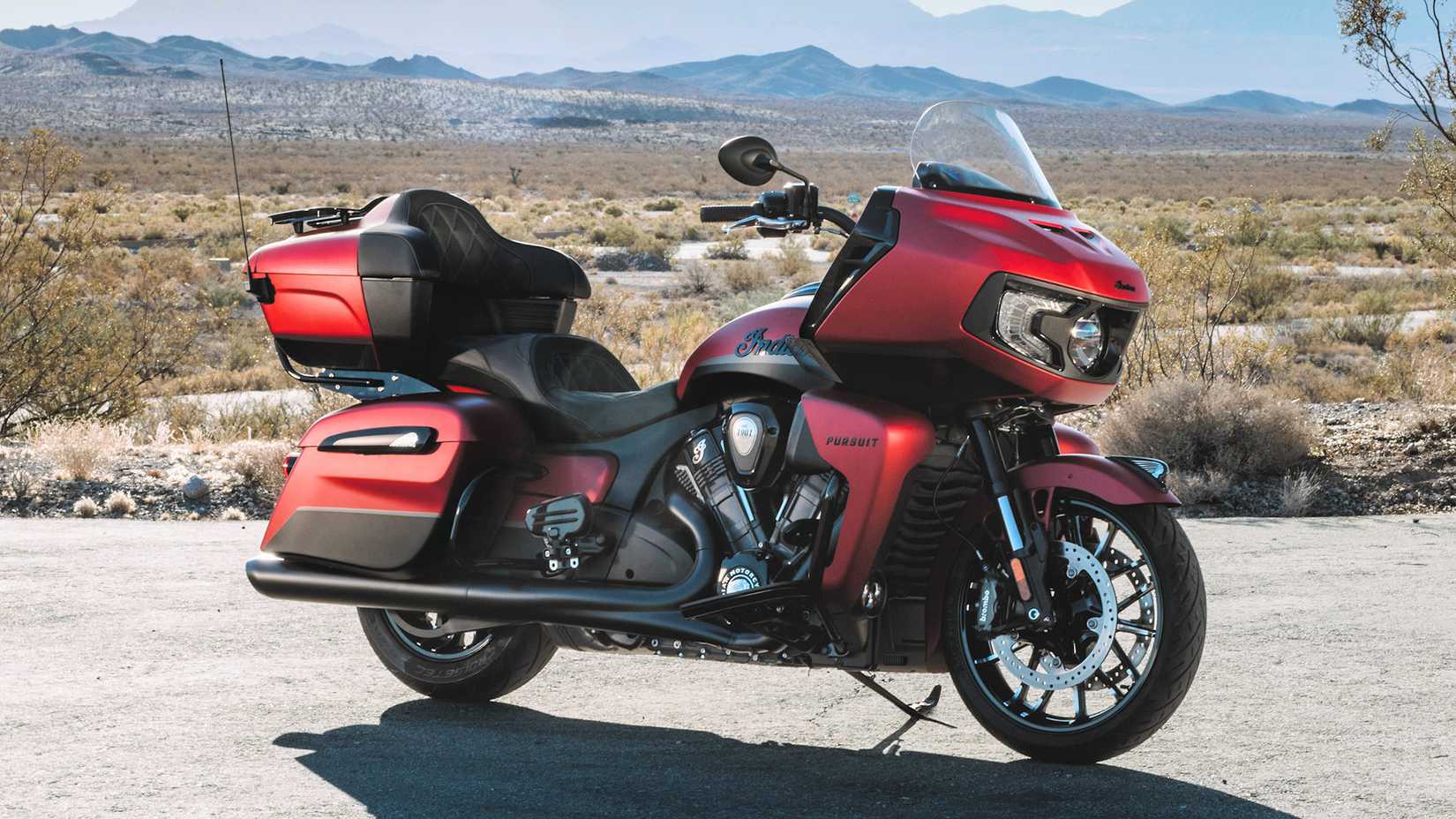 2025 Indian Pursuit Dark Horse tiro frontal estático estacionado na estrada