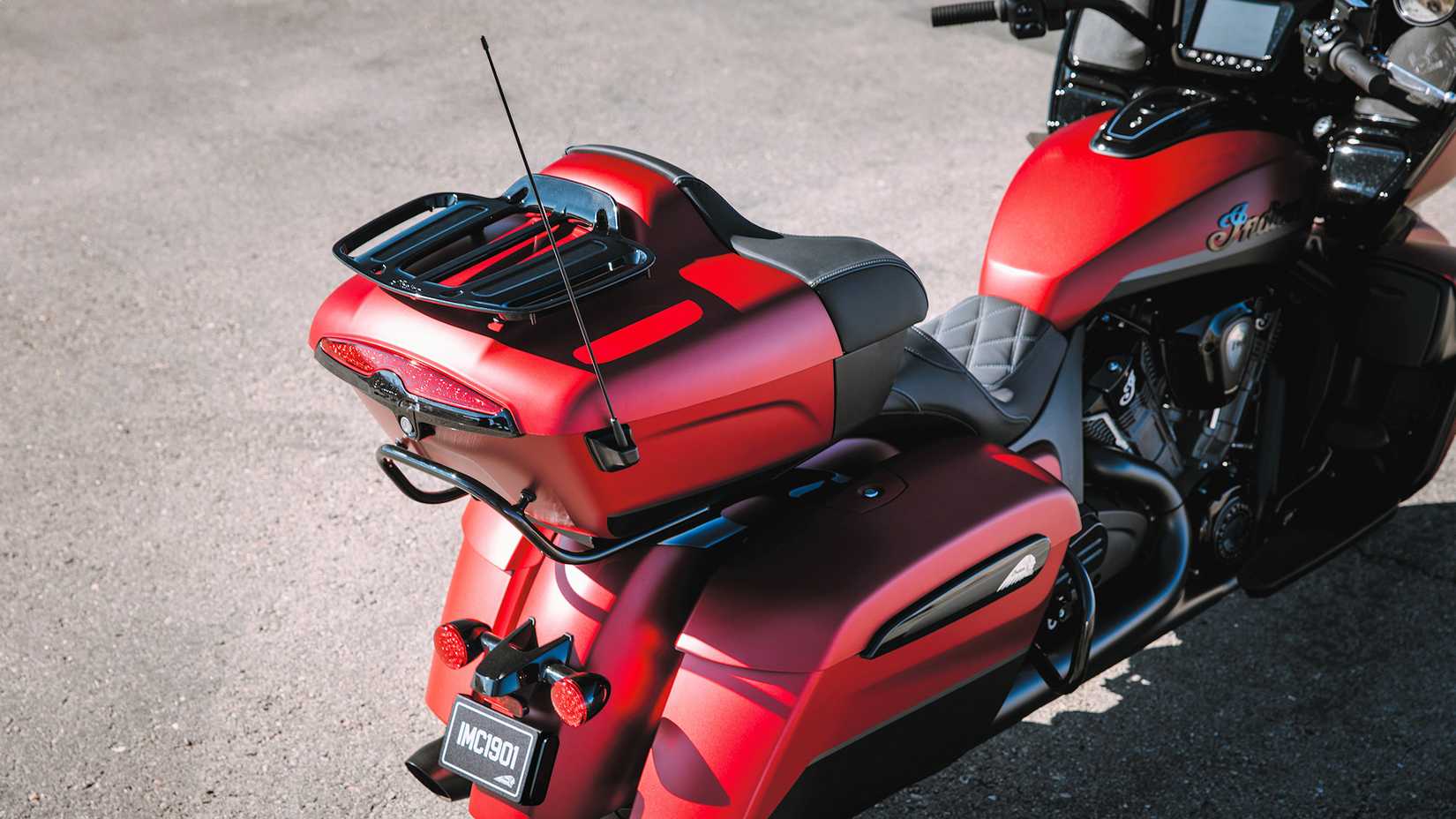 2025 Indian Pursuit Dark Horse detalhe estático do quarto traseiro traseiro