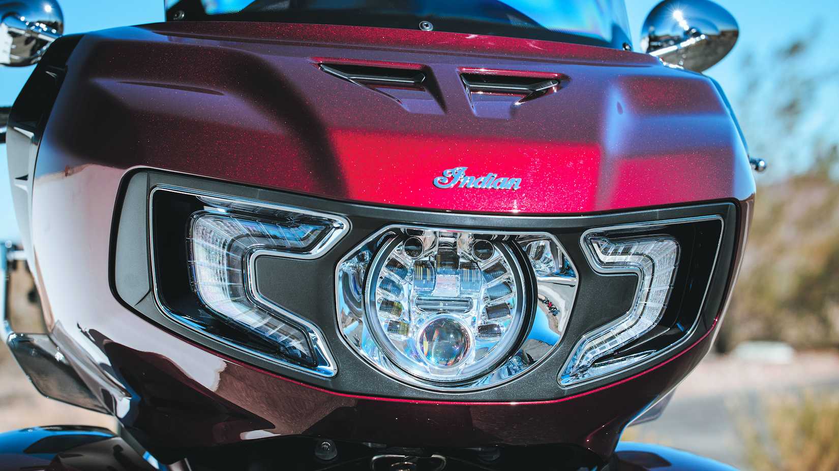 Detalhe aproximado da carenagem e do farol do 2025 Indian Pursuit Limited