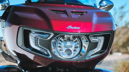 Detalhe aproximado da carenagem e do farol do 2025 Indian Pursuit Limited