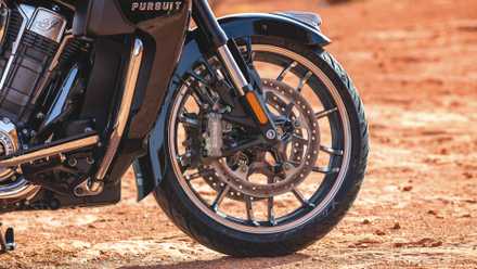 Detalhe de close-up da roda dianteira 2025 Indian Pursuit Limited