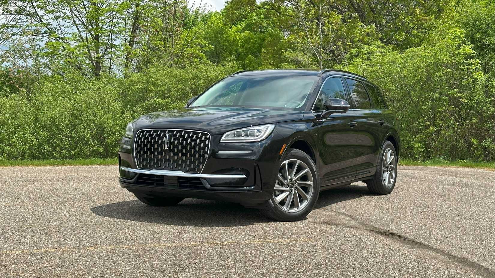 2025 Lincoln Corsair AWD Grand Touring III Front Three-Quarter 03