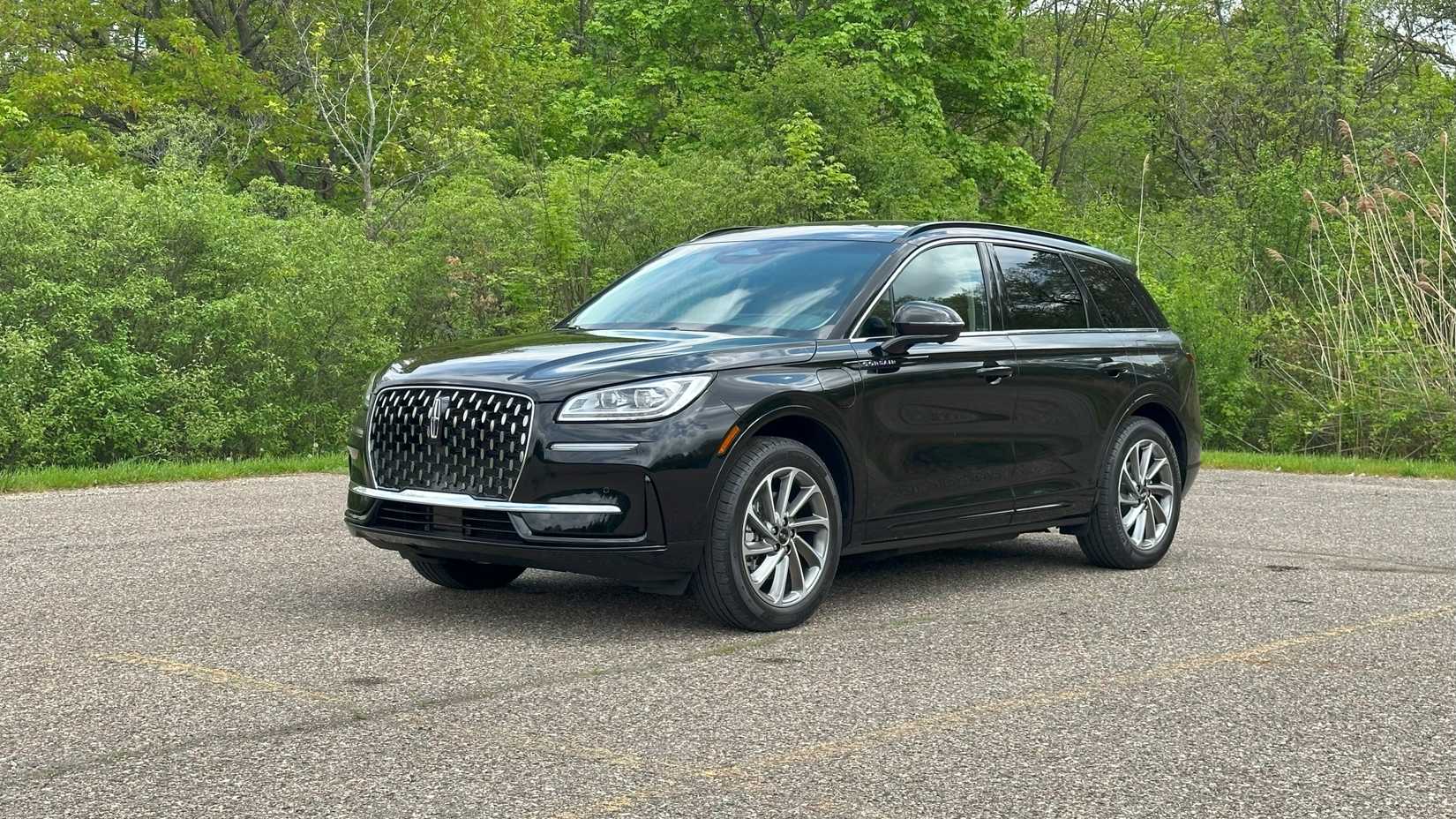2025 Lincoln Corsair AWD Grand Touring III Front Three-Quarter 04