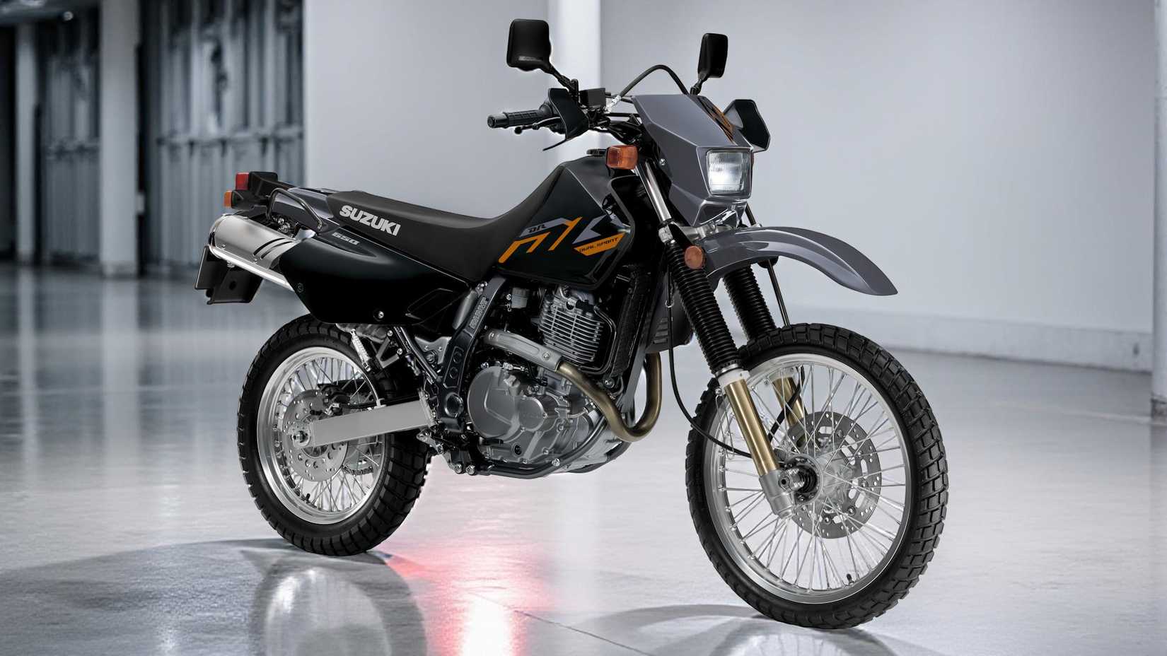 Foto estática do quarto dianteiro do Suzuki DR650S 2025