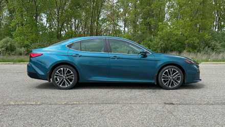 2025 Toyota Camry XLE AWD Profile 02-1