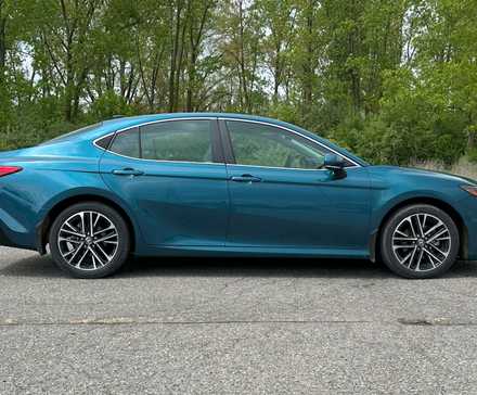 2025 Toyota Camry XLE AWD Perfil 02-1