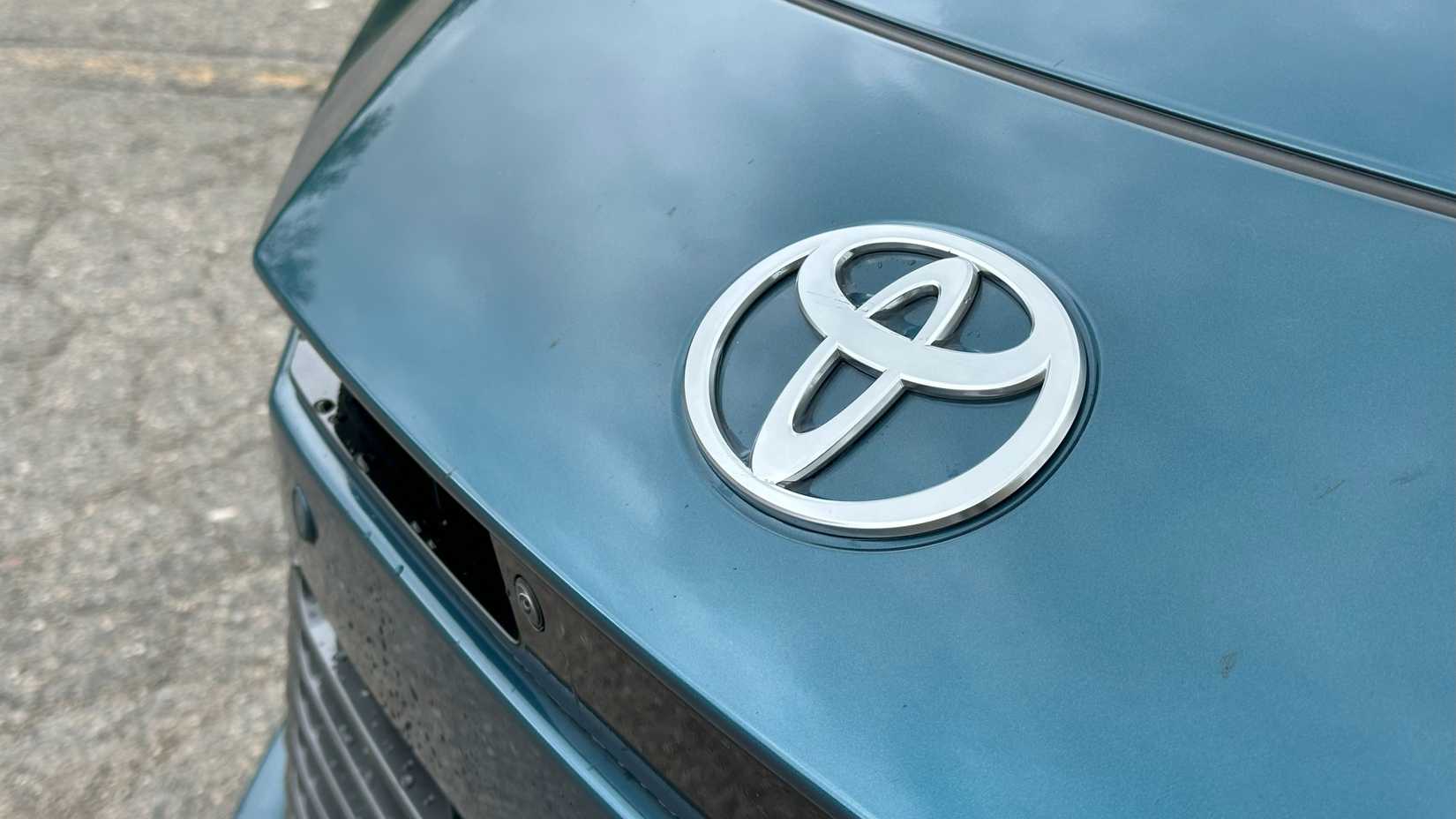 Emblema Toyota Camry XLE AWD 2025