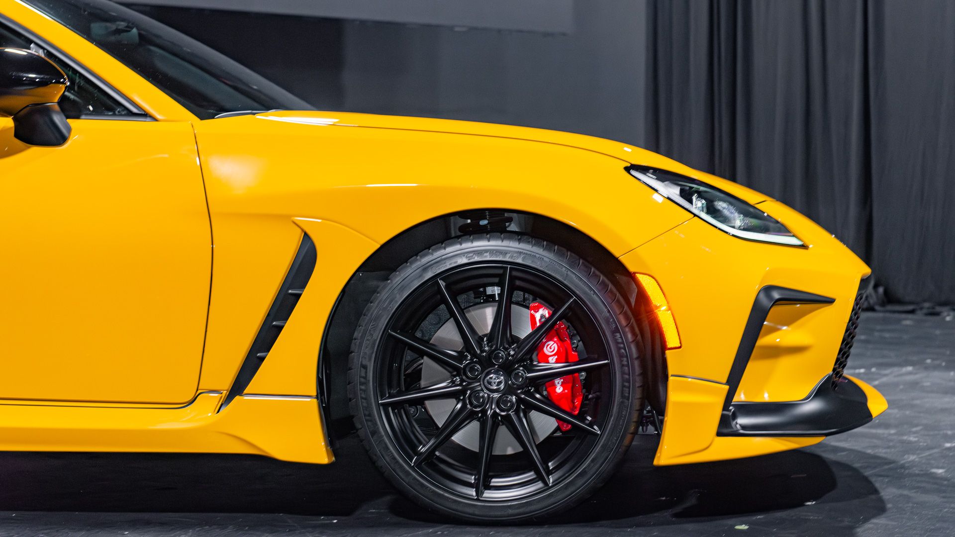 Foto frontal de um Toyota GR86 Yuzu Edition 2025