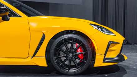 Foto frontal de um Toyota GR86 Yuzu Edition 2025