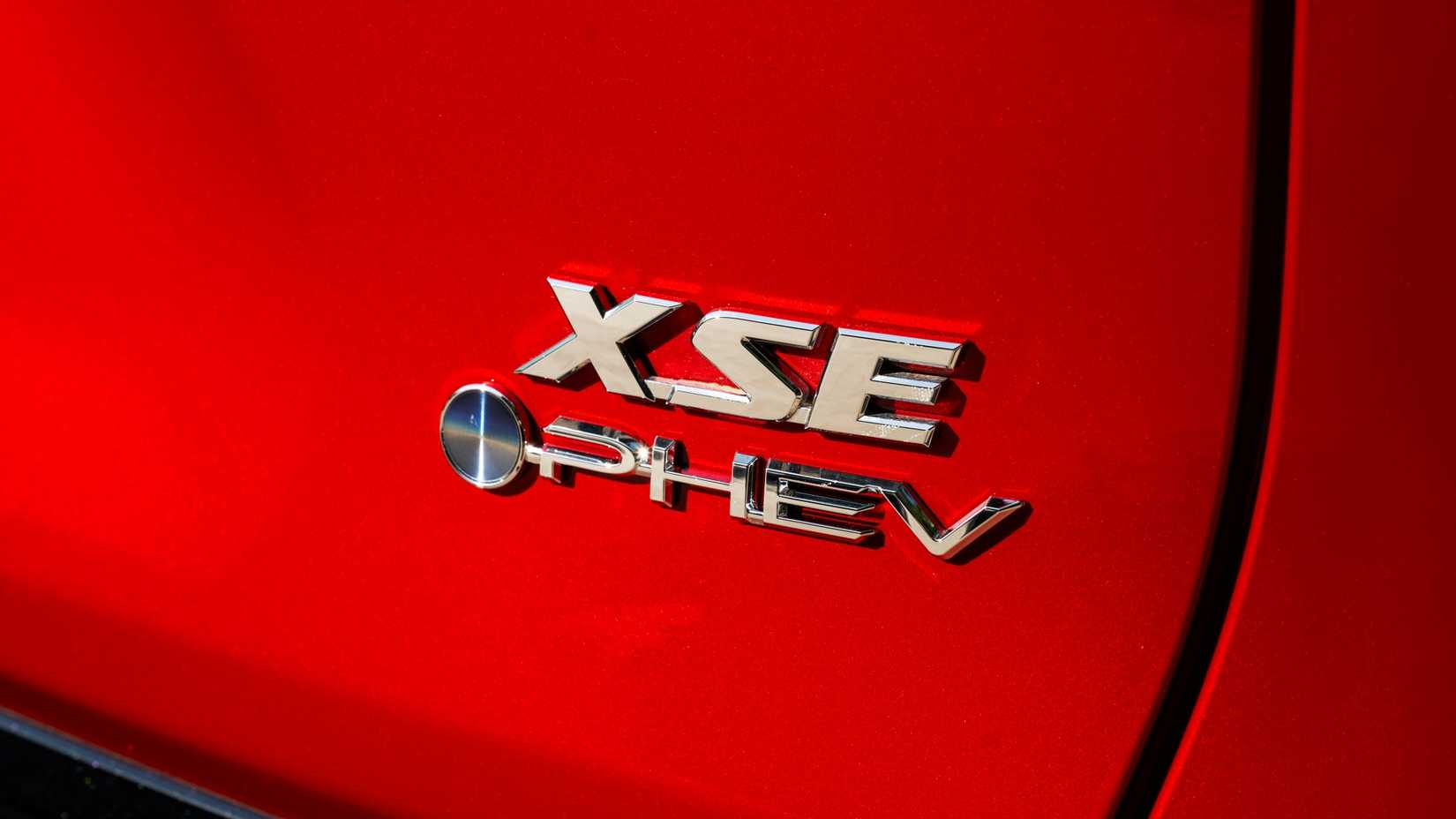 Distintivo vermelho híbrido plug-in Toyota RAV4 2025