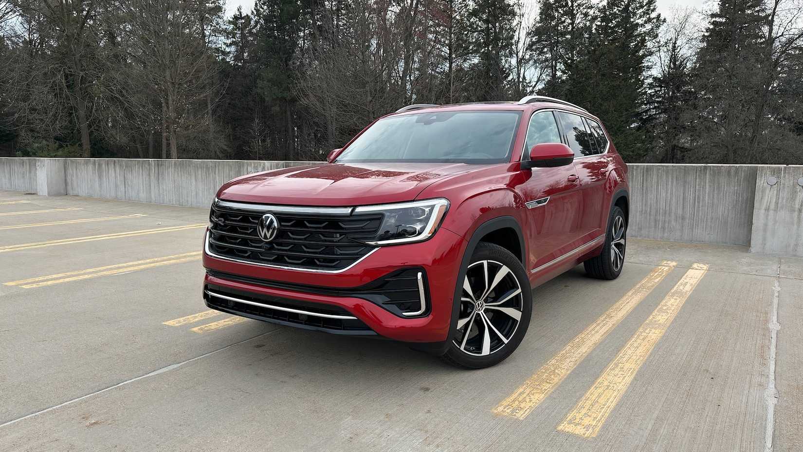 Front shot of a 2025 Volkswagen Atlas parked in lot
