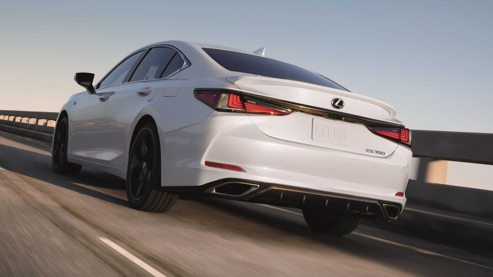 2025 Lexus ES acelerando