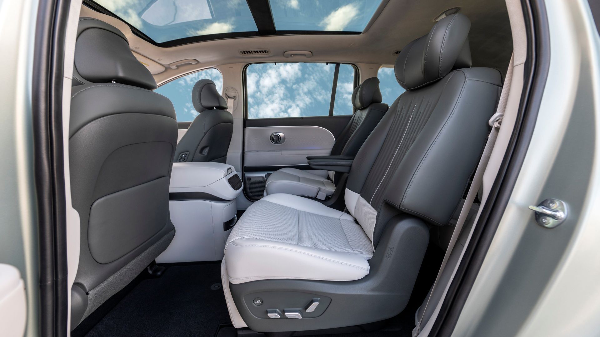 2026 Hyundai Ioniq 9 second row