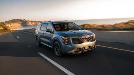 2026 Kia Carnival dirigindo frente três quartos
