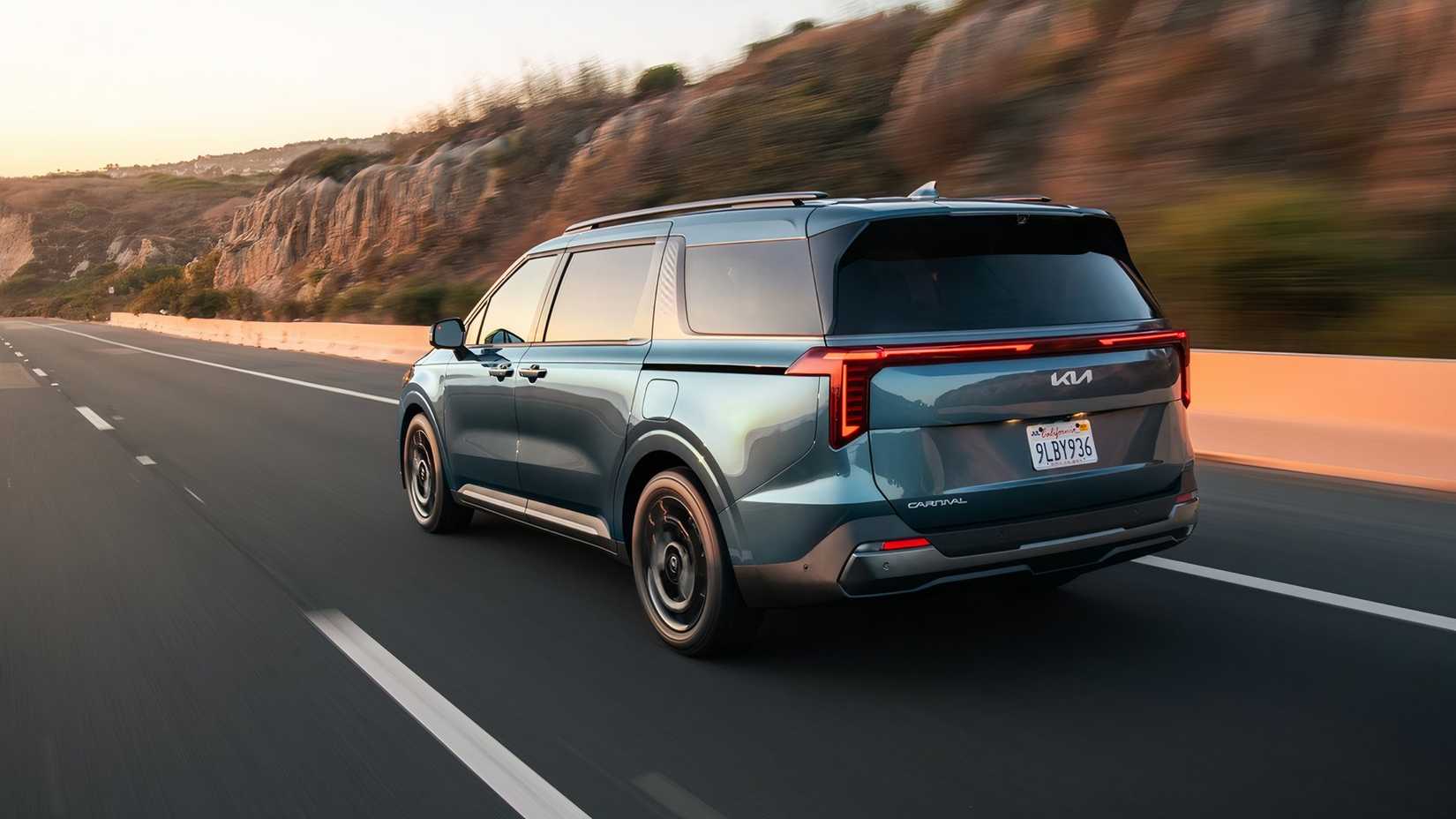 2026 Kia Carnival dirigindo três quartos traseiro