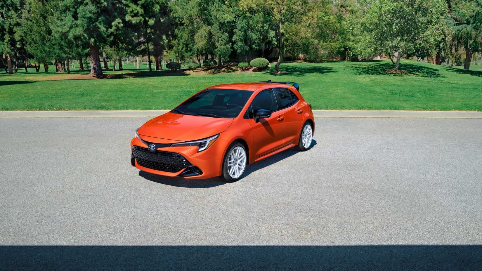 2026 Toyota Corolla FX Hatchback dianteiro de alto ângulo