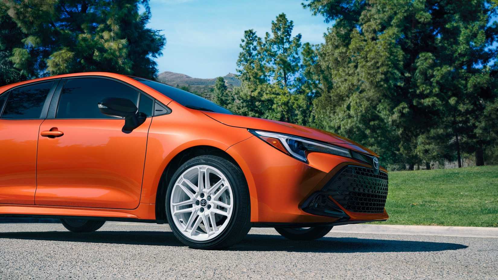 Detalhe frontal do hatchback Toyota Corolla FX 2026