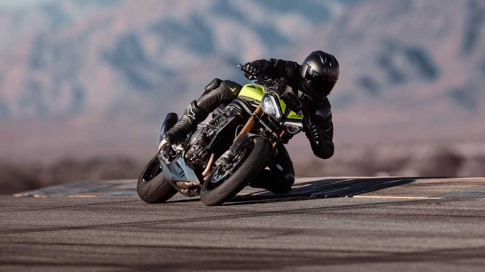 2026 Triumph Speed Triple 1200 RX em curva