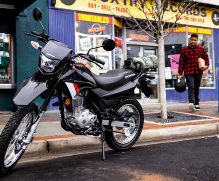 A Honda que domina as ruas da cidade e as trilhas de terra