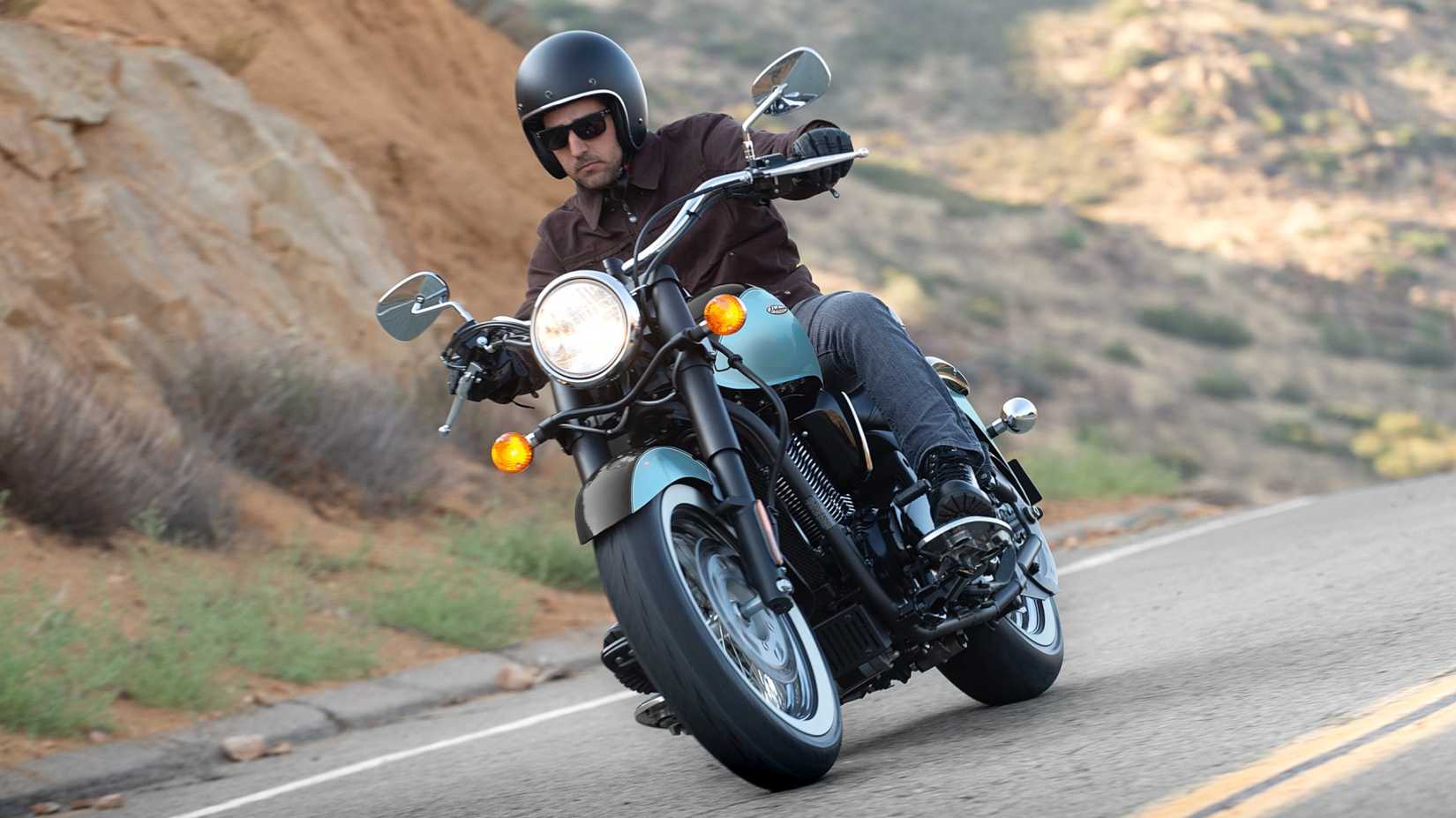 2025 Kawasaki Vulcan 900 Classic cornering