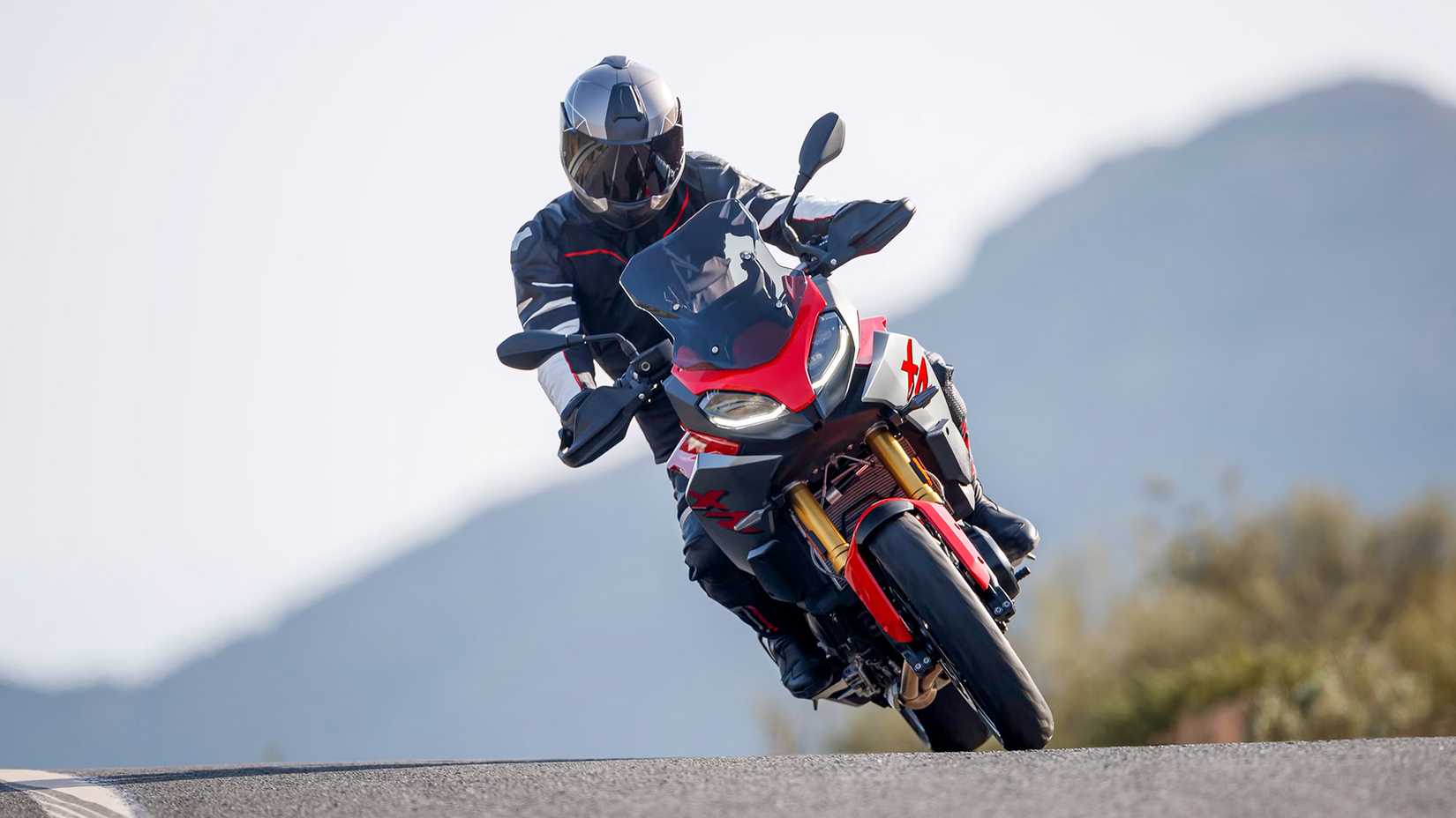 Vermelho Prata 2020 BMW F 900 XR em curva nos Canyons