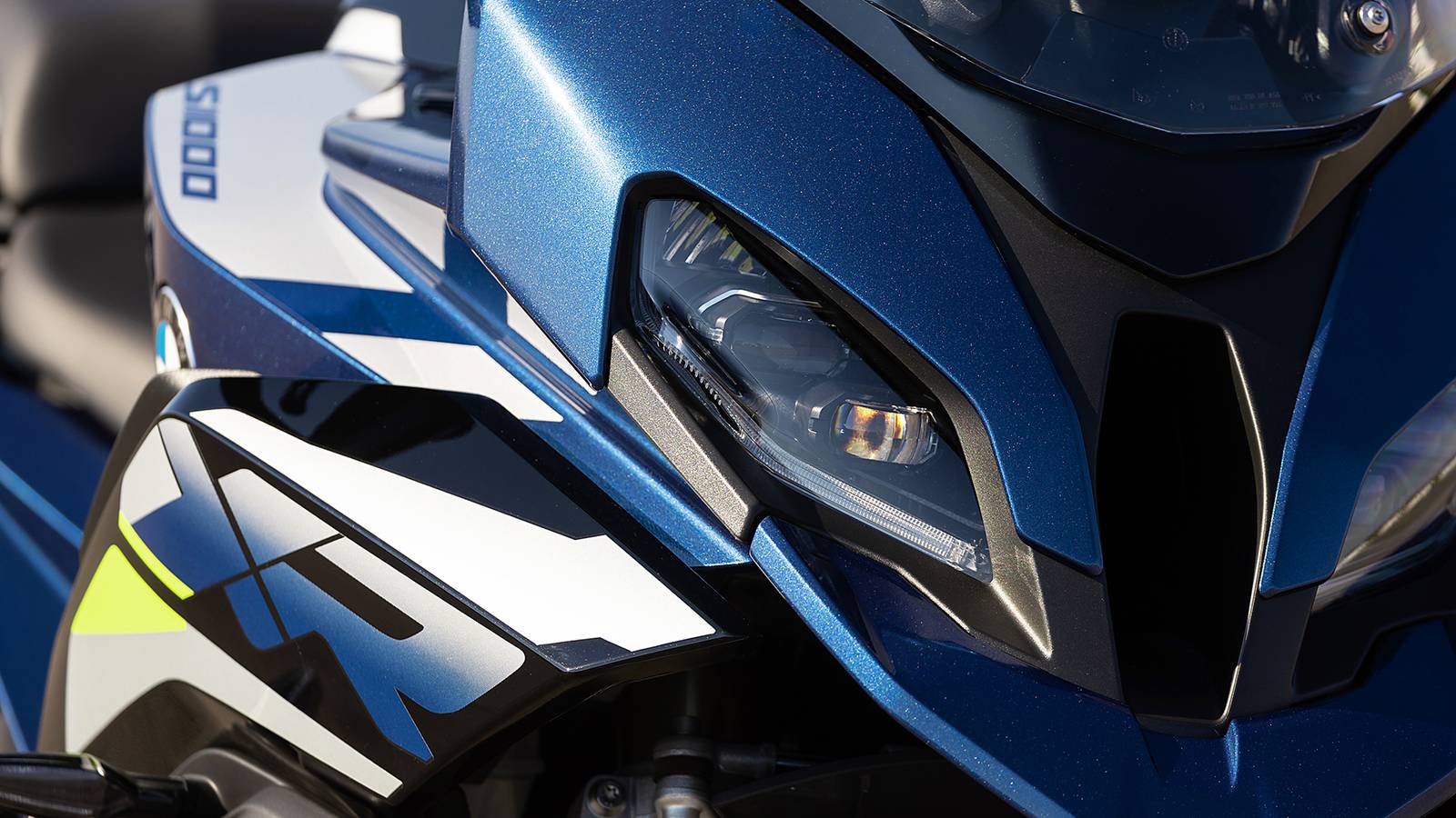 Una BMW S 1000 XR in movimento su una strada