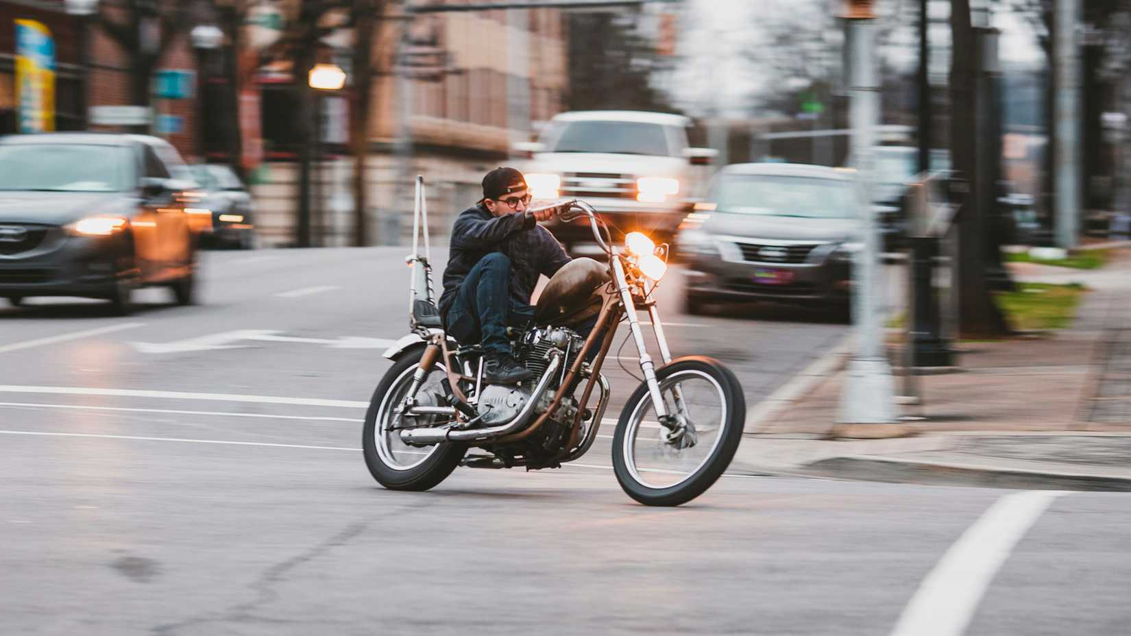 Un motard aborde un virage sur une moto chopper customisée