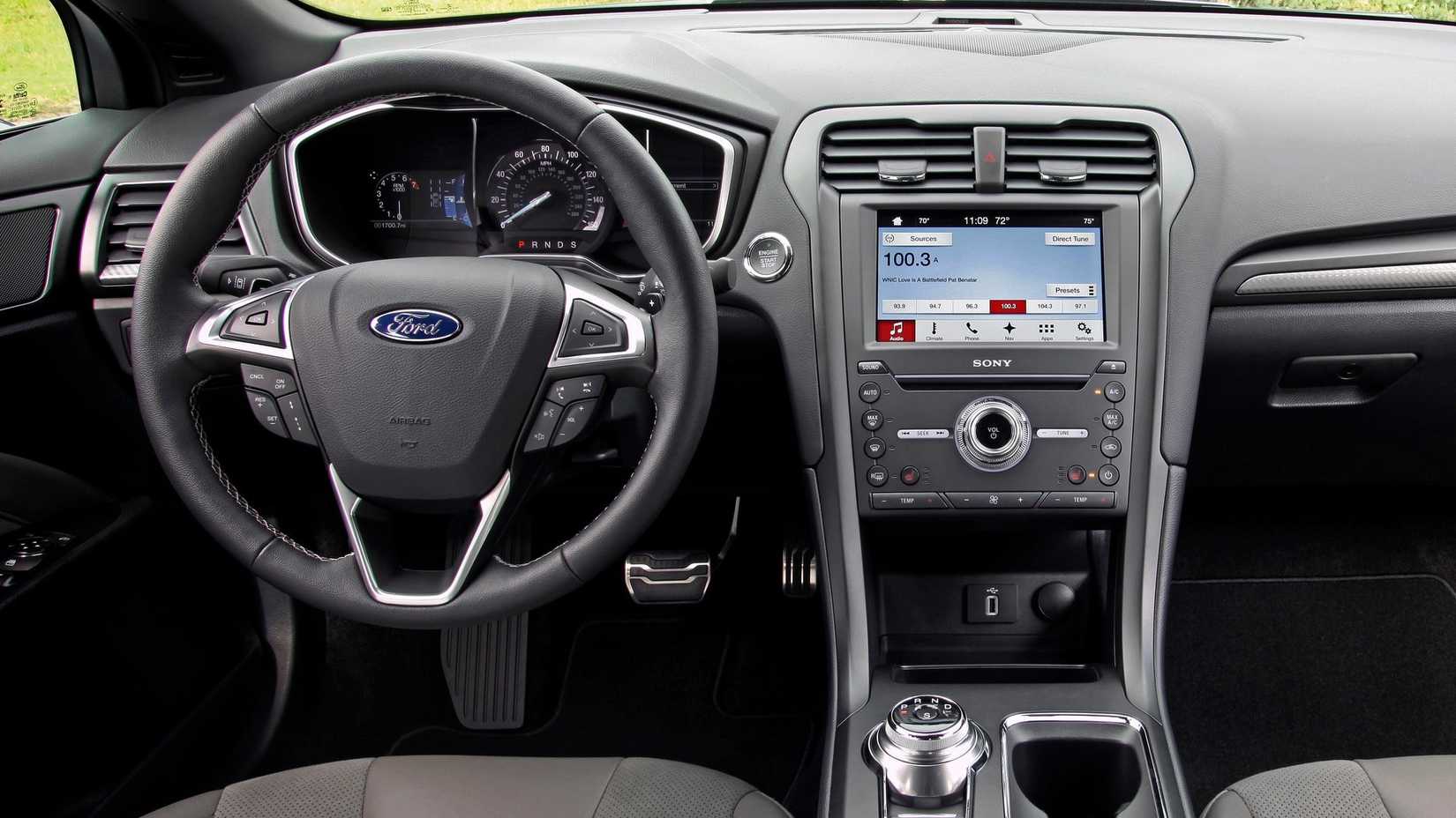 Um Ford Fusion V6 Sport 2017 mostra seu interior