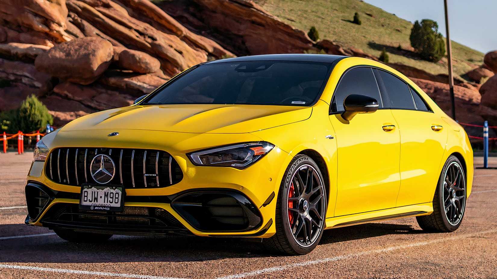 2020 Mercedes-AMG CLA 45 em amarelo estacionado no estacionamento