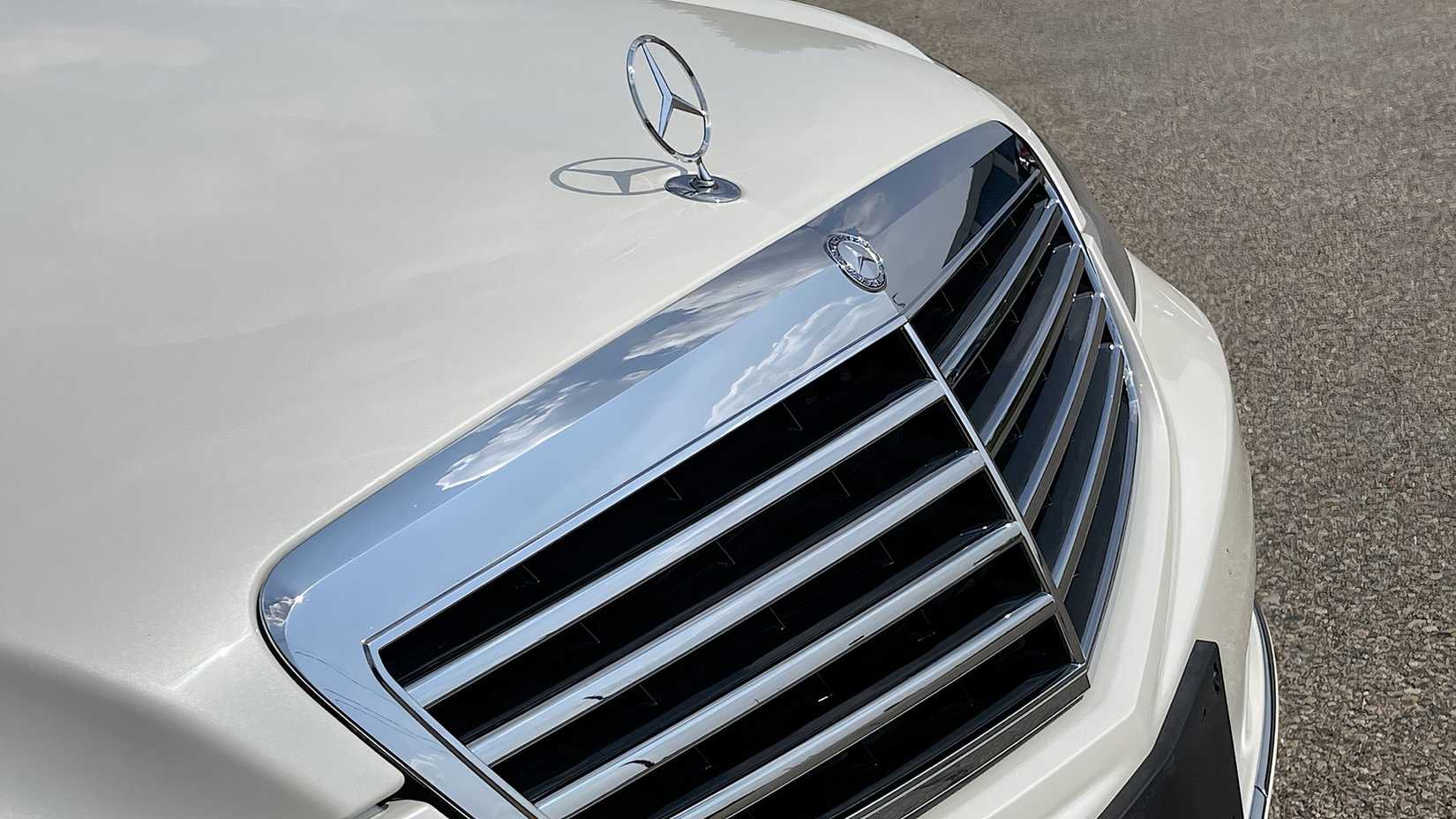 2010 Mercedes-Benz S400 BlueHYBRID front end showing grille and hood badge