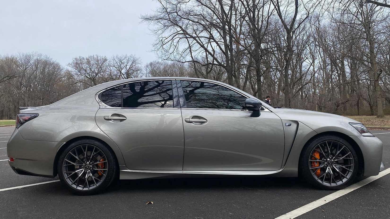 2016 Lexus GS F em prata estacionado no estacionamento