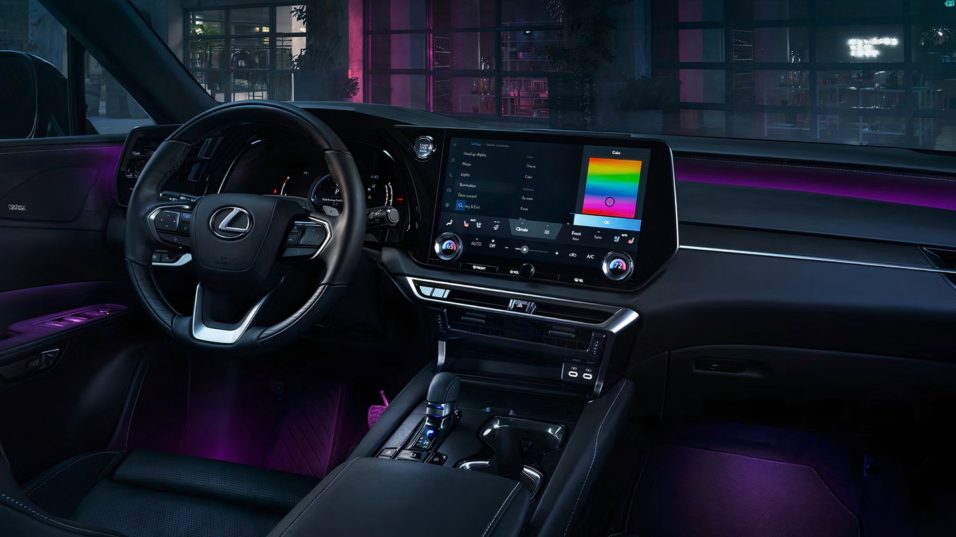 Interior do Lexus RX 2025 mostrando cabine dianteira, controles e volante