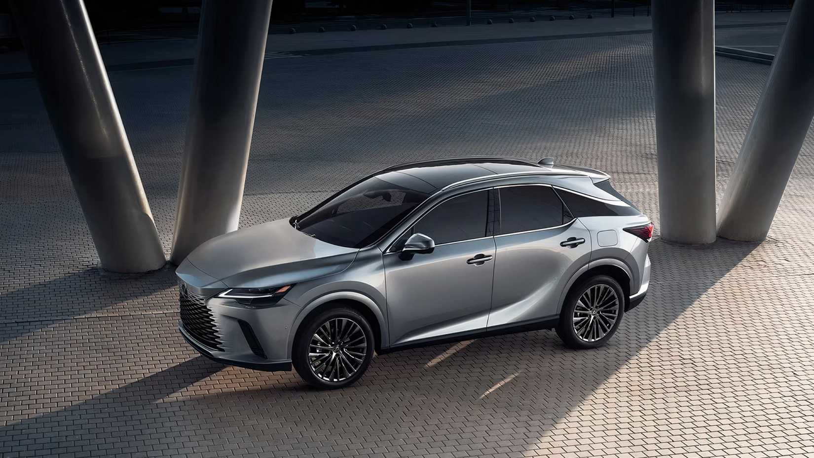 2025 Lexus RX em prata estacionado