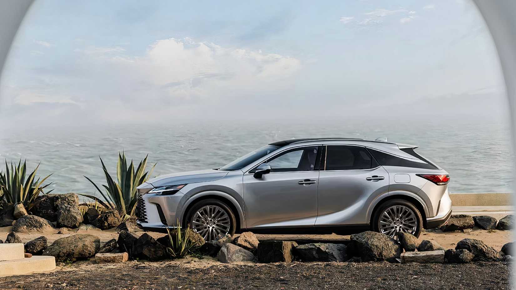 2025 Lexus RX em prata estacionado à beira-mar