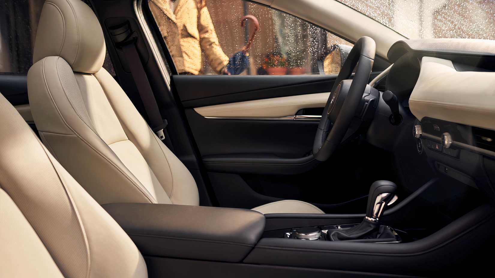 Interior do Mazda 3 2025 mostrando cabine dianteira