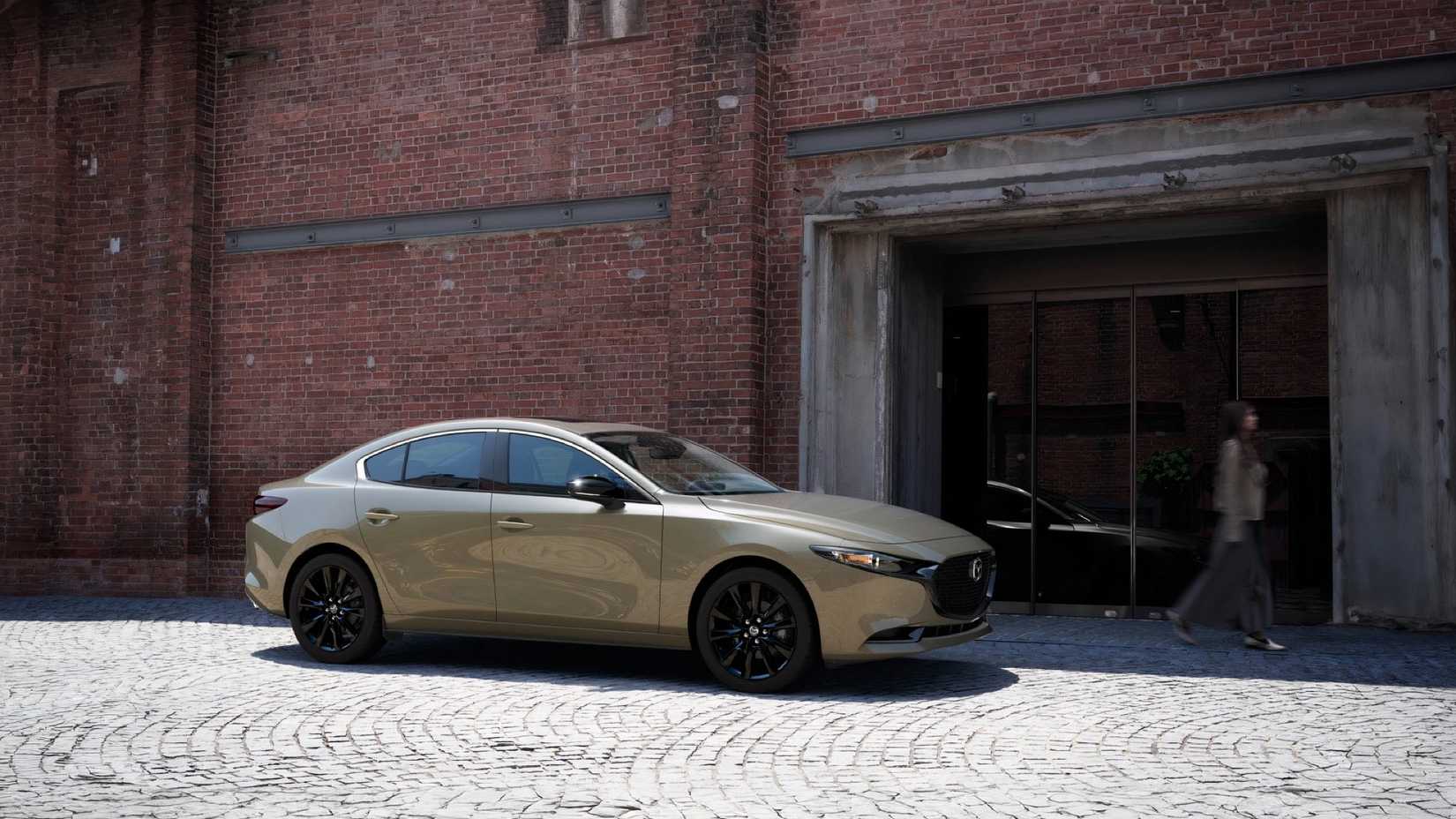 2025 Mazda 3 em ouro estacionado fora do armazém