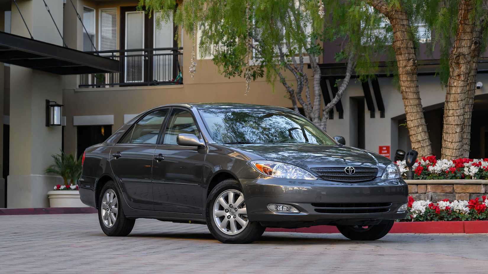 2003 Toyota Camry XLE em cinza estacionado