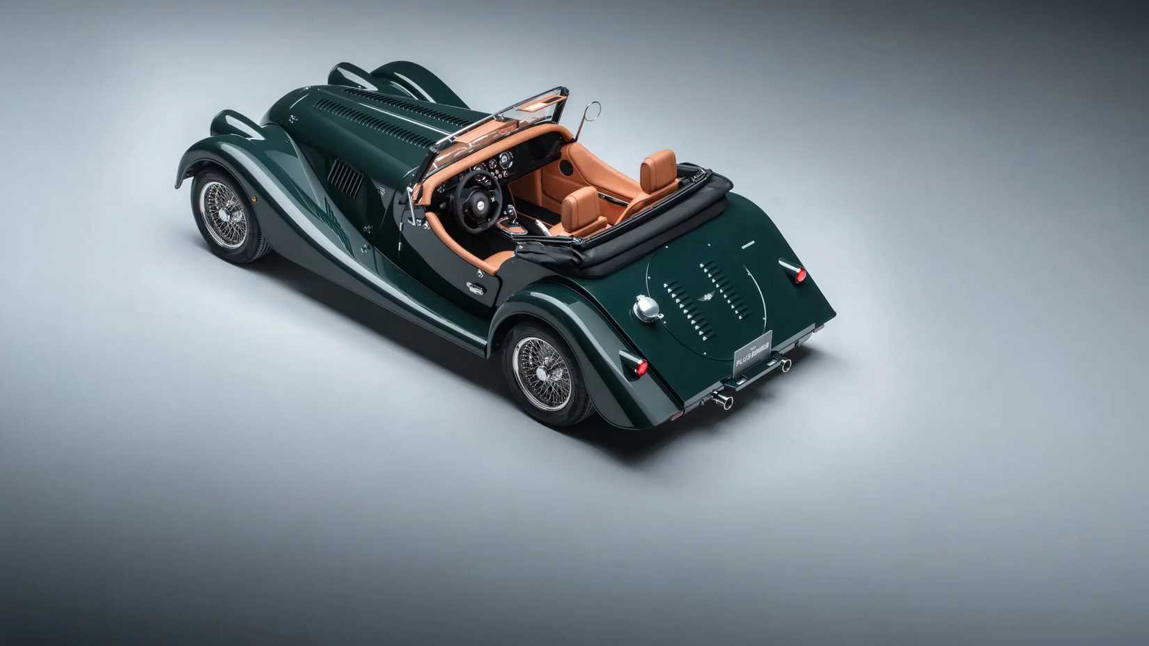 Morgan Plus Four em verde estacionado em estúdio