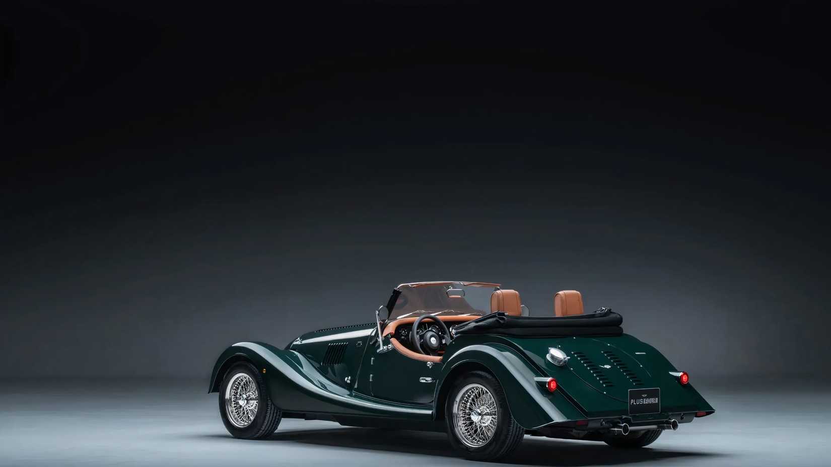 Morgan Plus Four em verde estacionado em estúdio