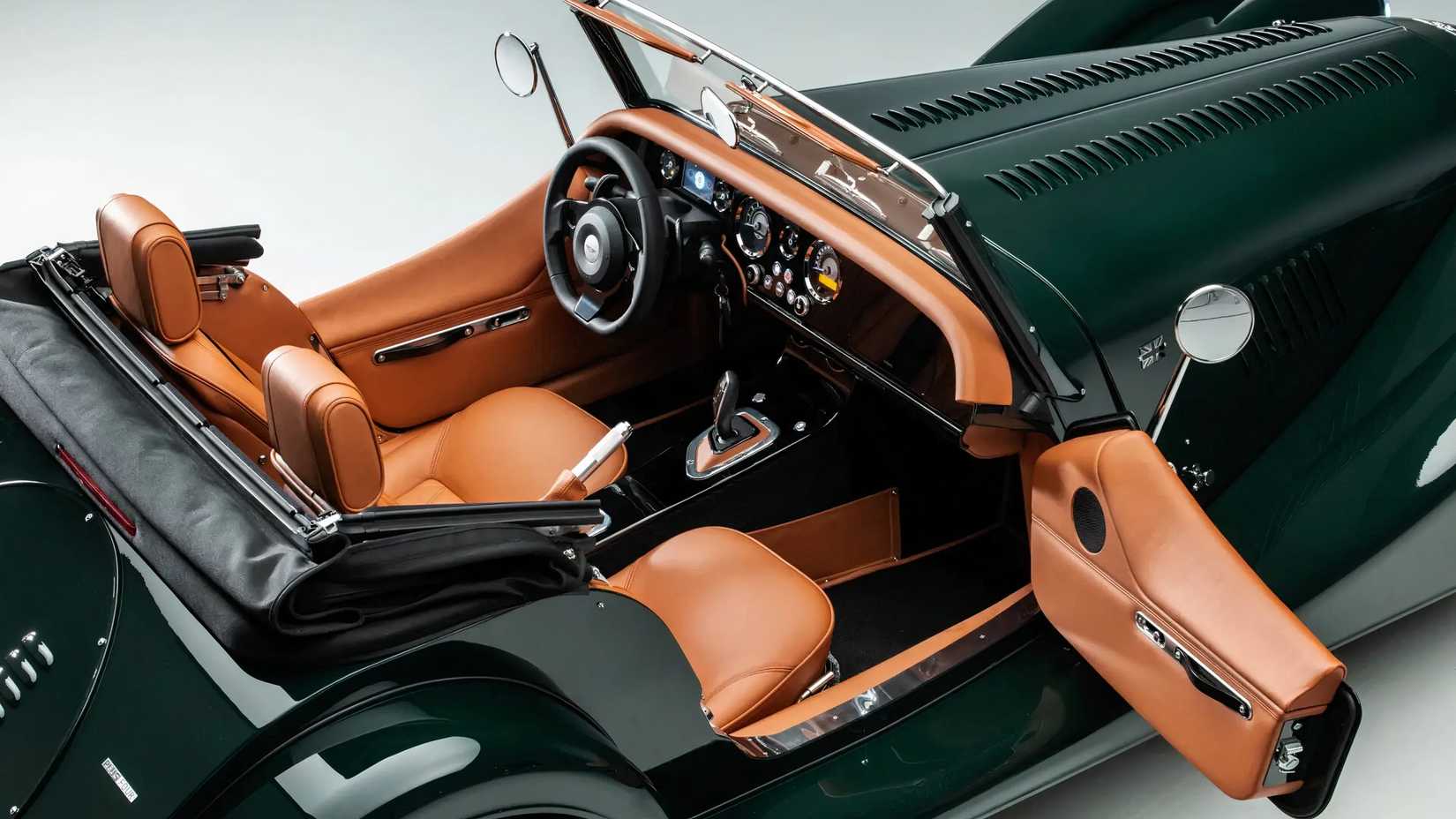 Morgan Plus Four em verde estacionado em estúdio mostrando o interior