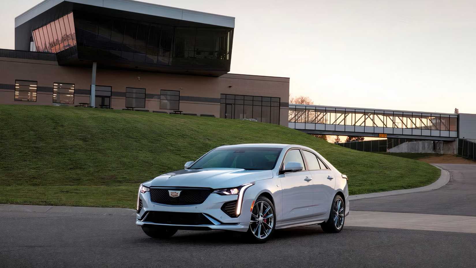 2025 Cadillac CT4 em branco estacionado na estrada