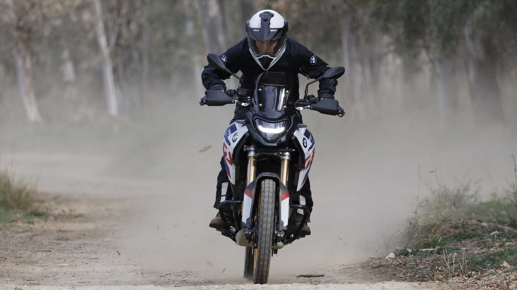 2024 BMW F 900 GS andando nas trilhas
