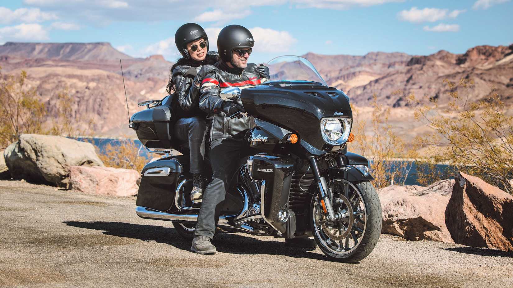 Passageiro e piloto sentados em um Indian Roadmaster PowerPlus Limited 2025